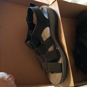 Like new Clark Cloudsteppers Arla Shaylie black sandals. Size 8 M with box